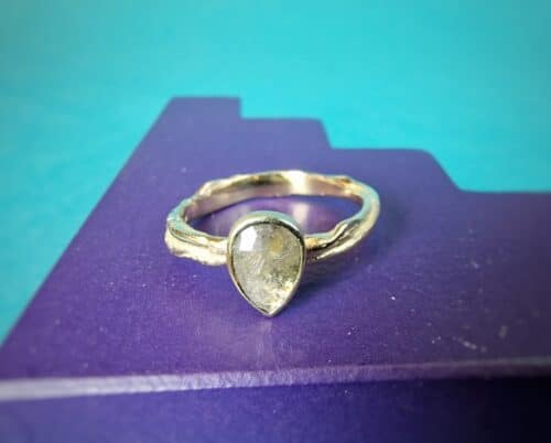 Geelgouden ring met peervorm natural diamant zilver grijs uit de Twist serie. Uit het Oogst goudsmid atelier.