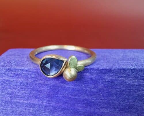 Rosé gold ring with pearshaped sapphire, yelow gold leaves and a cute berry. From the 'Berries' series in the handmade Oogst collection.