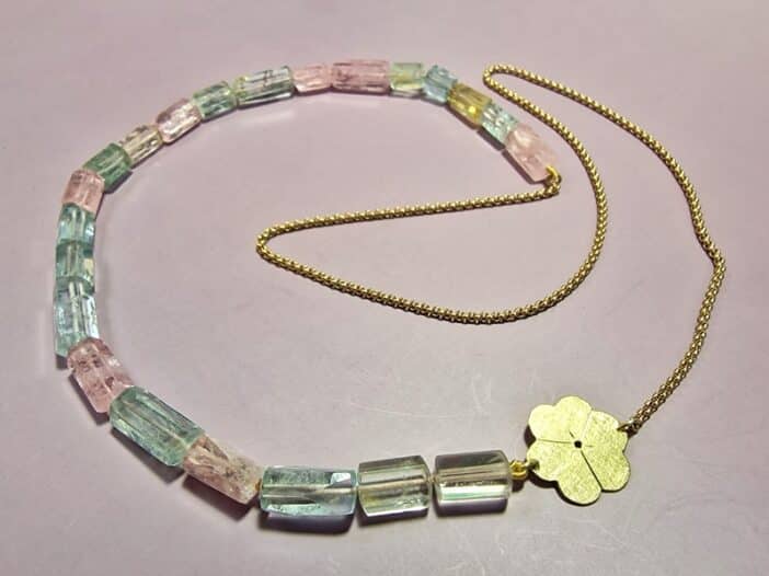 Long golden necklace with beryl crystals in soft tones, from aquamarine to morganite, from the Japonais series. Created at the Oogst goldsmith studio.