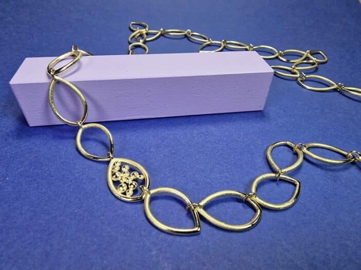 Lang Blaadjes collier van eigen geelgoud vervaardigd. Oogst Original.