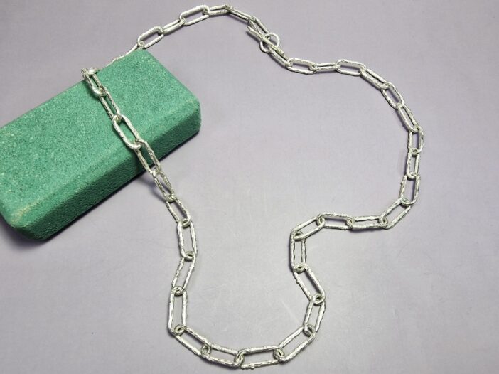 Zilveren takjes collier, stoere schakels met houtnerf. Uit de 'Boomgaard' serie van Oogst Goudsmeden.