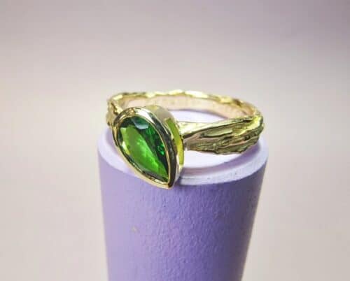 Ring 'Twist. Yellow gold ring with playful texture and a 0,86 ct pear shaped Tsavorite. Created by Oogst in Amsterdam.