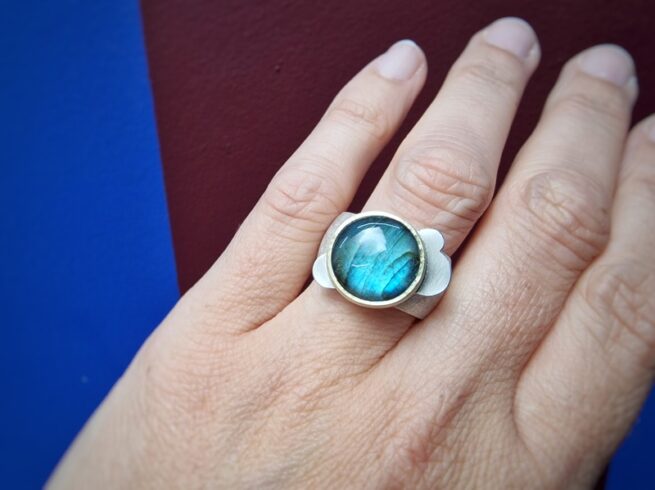 Silver gemstone ring with Labradorite, set in yellow gold with a Cloud motif. Bold and robust statement ring. Design by Oogst Jewellery in Amsterdam. See on the finger