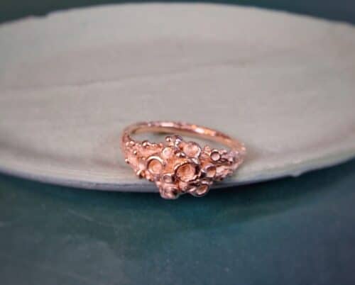 Roodgouden takjes ring met perziken en besjes. Levendige ring met speelse texturen. Oogst goudsmid atelier in Amsterdam.