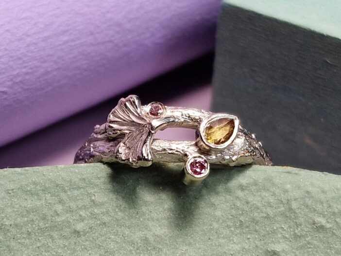Witgouden ring Ginkgo met 3 diamanten. Uit het oogst Goudsmeden atelier.