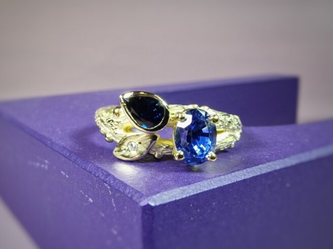 Geelgouden ring takjes met blaadje en eigen peervorm saffier en ovale saffier en 4x eigen diamant. Van eigen oud goud gemaakt. Geboortesieraad. Baargoud. Maatwerk van Oogst.
