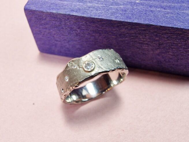 White gold ring Erosion with playful texture and twinkling diamonds. Oogst Original.