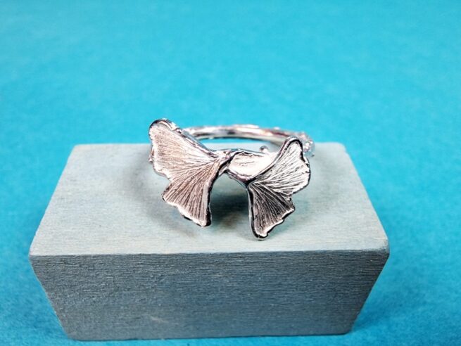 Lively silver ‘Ginkgo’ leaf ring with natural leaves on a slim twig. Design by Oogst goldsmith studio in Amsterdam.