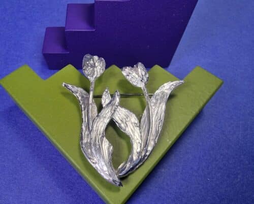 Zilveren broche tulpen. Maatwerk ontwerp van Oogst Goudsmeden in Amsterdam