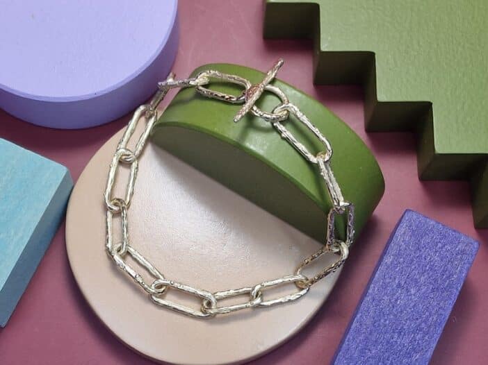 Boomgaard armband geelgouden takjes schakels met kapittelstokje. Van eigen oud goud vervaardigd. Maatwerk uit het Oogst atelier.
