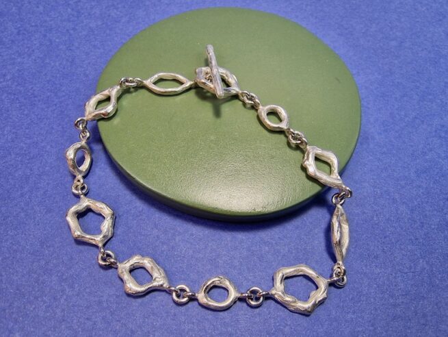 Silver bracelet with open links from the Amorphous & Angular series. Handmade at the Oogst goldsmith studio.