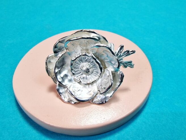 Anemoon ring, stoere zilveren bloem ring uit het Oogst atelier. Maandbloem van november.
