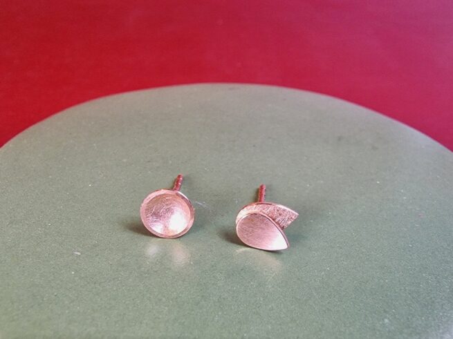 Refined rose gold ear studs from the Leaves and Circle series. Created at the Oogst studio in Amsterdam.