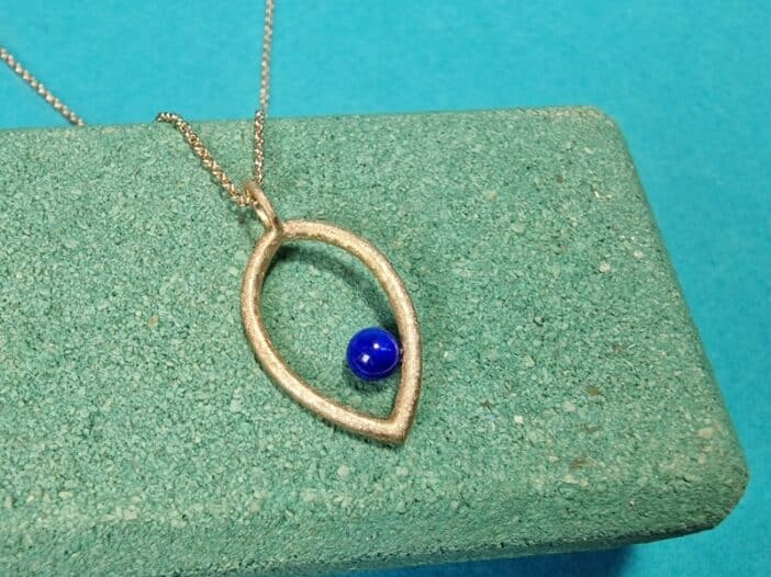 Druppel hanger met Lapis Lazuli in roségoud, aan een kettinkje. Ontwerp uit het Oogst atelier.