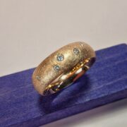 Eenvoud Sterrenhemel ring. Roodgouden ring met diamanten. Uit het Oogst atelier.