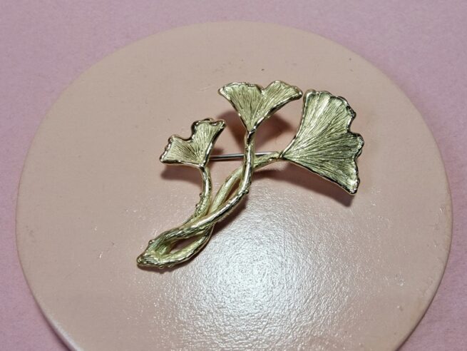 Ginkgo broche. Geelgouden speld met ginkgo biloba blaadjes op een takje. Tijdloos sieraad uit het Oogst atelier.