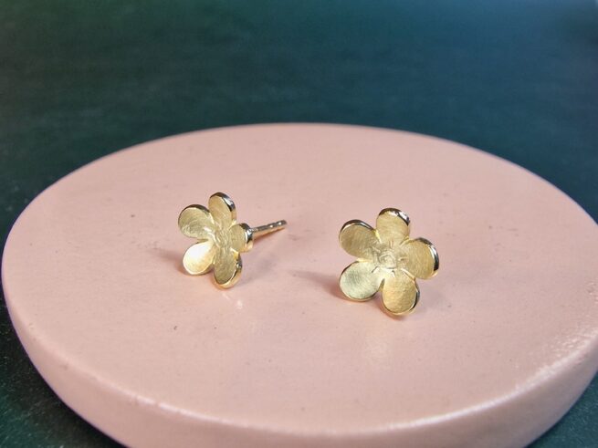 Sleek yellow gold forget-me-not ear studs. Birth month flower of September. From the 'In bloom' series by Oogst.