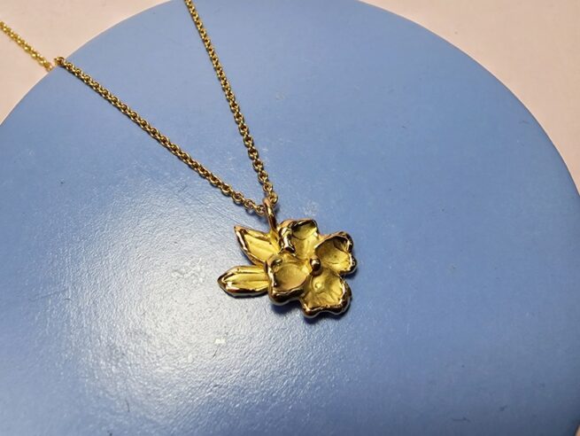 Elegant yellow gold pendant Blossom from our 'Japonais' series. Seen on a chain. Timeless design by Oogst in Amsterdam.