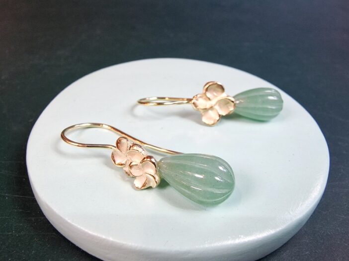 Timeless yellow gold earrings with blossoms and aventurine from the Japonais series. Created in the Oogst studio.