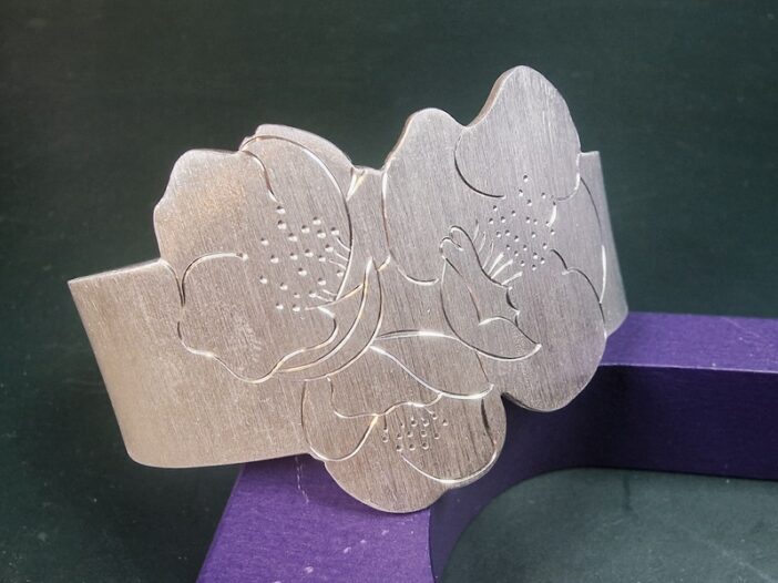Silver cuff bracelet 'Japonais' with delicate Japanese cherry blossom hand engraving. Statement cuff created in the Oogst studio.