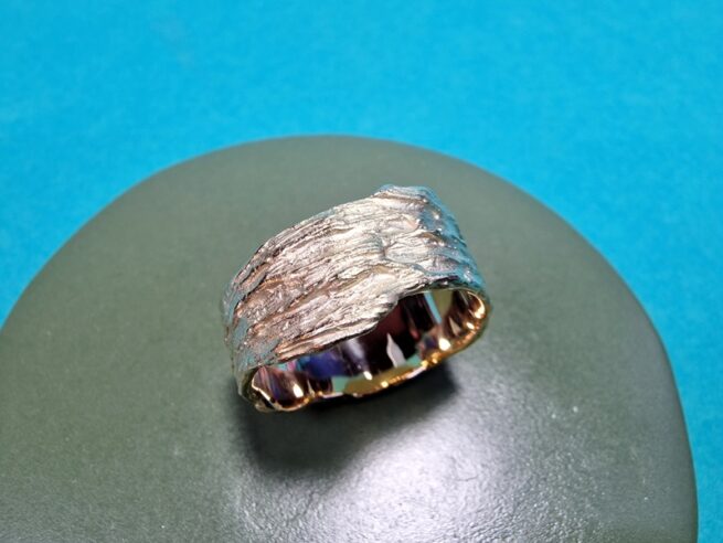 Yellow gold mens ring 'Coast' with robust Rocks texture from the 'a wee bit of Scotland' series. Design by Oogst studio.