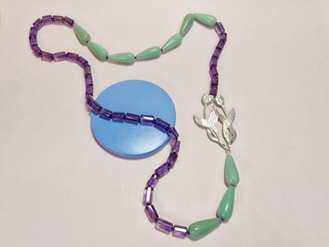 Tulp collier. Zilveren bloemen ketting met aventurijn en amethist. Lang edelsteencollier uit het Oogst atelier. Uit de 'In bloei' serie. Eenmalig ontwerp.