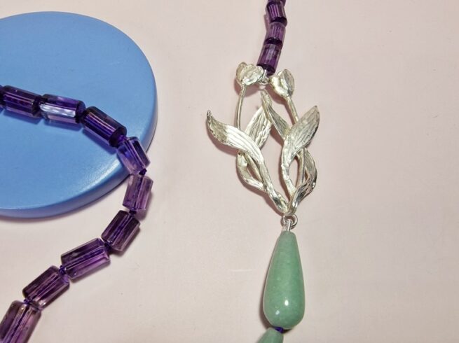 Tulp collier. Zilveren bloemen ketting met aventurijn en amethist. Lang edelsteencollier uit het Oogst atelier. Details van de tulpen uitgelicht. Uit de 'In bloei' serie.