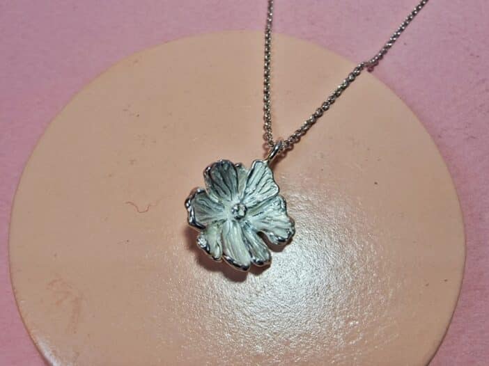 Zilveren Cosmea bloem hanger. Aan een kettinkje. Speels ontwerp uit het Oogst atelier.
