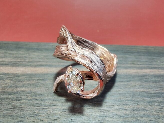 Roodgouden 'Bladeren' ring met fraaie spiraal en een sprankelende 0,51 peervormige diamant champagne. Eenmalig ontwerp uit het Oogst atelier.