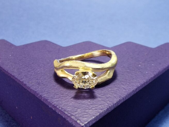 Yellow gold diamond ring Wave with a 0,55 oval cut diamond champagne. Created at the Oogst studio.