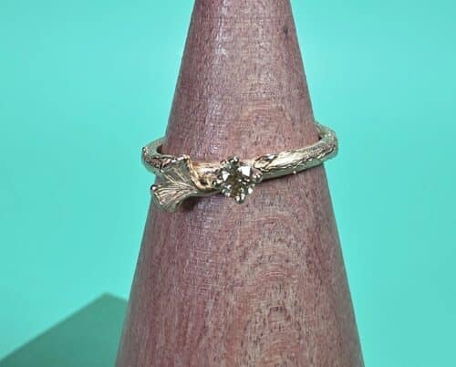 Roodgouden Ginkgo blaadje op een verfijnd Takje met 0,15 ct natuurlijk bruine diamant. Verlovingsring uit het Oogst atelier.