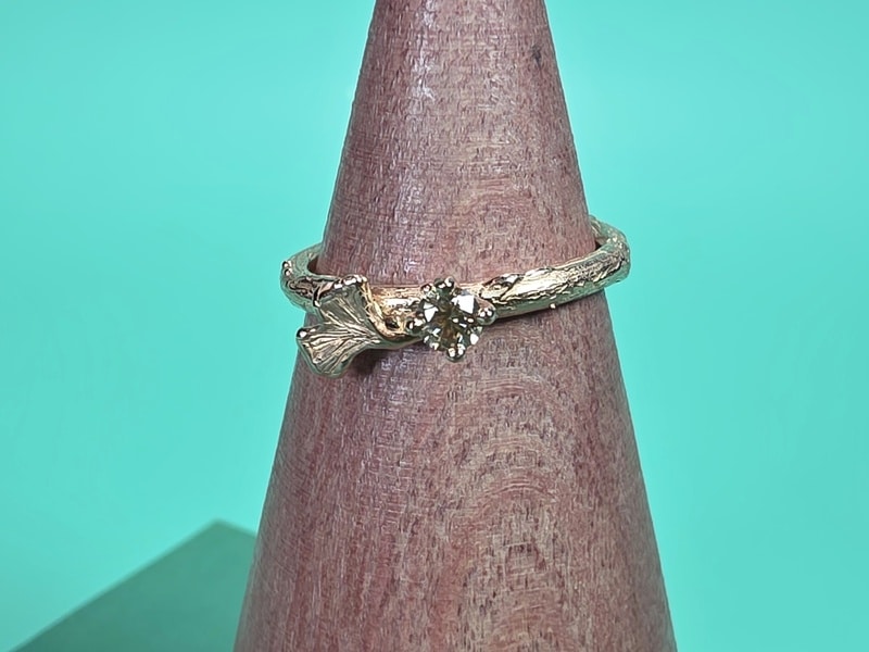 Roodgouden Ginkgo blaadje op een verfijnd Takje met 0,15 ct natuurlijk bruine diamant. Verlovingsring uit het Oogst atelier.