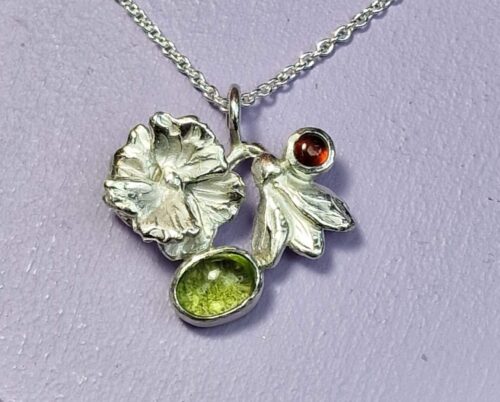 Zilveren hanger Klaproos Sneeuwklokje granaat peridoot. Geboortesieraad, maatwerk van Oogst.