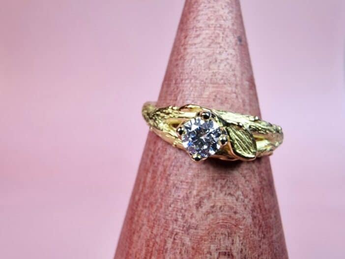 Geelgouden verlovingsring Takje met blaadje en 0,26 ct briljant gelspen diamant. Uit het Oogst atelier. Boomgaard serie.