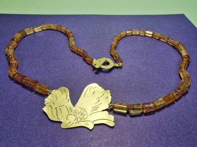 Geelgouden Klaproos collier met Imperial topaas. Maandbloem van augustus. Uit de 'in bloei' serie van het Oogst atelier.