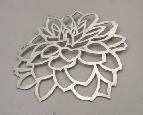 Zilveren broche Dahlia. Uit het Oogst atelier.