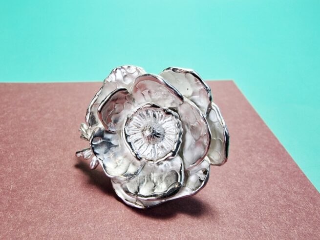 Anemoon ring, stoere zilveren bloem ring uit het Oogst atelier. Maandbloem van november. Bloem details.