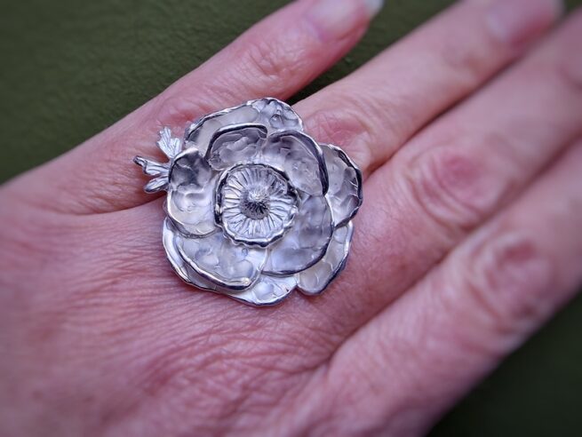 Anemoon ring, stoere zilveren bloem ring uit het Oogst atelier. Maandbloem van november. Gezien om de vinger.