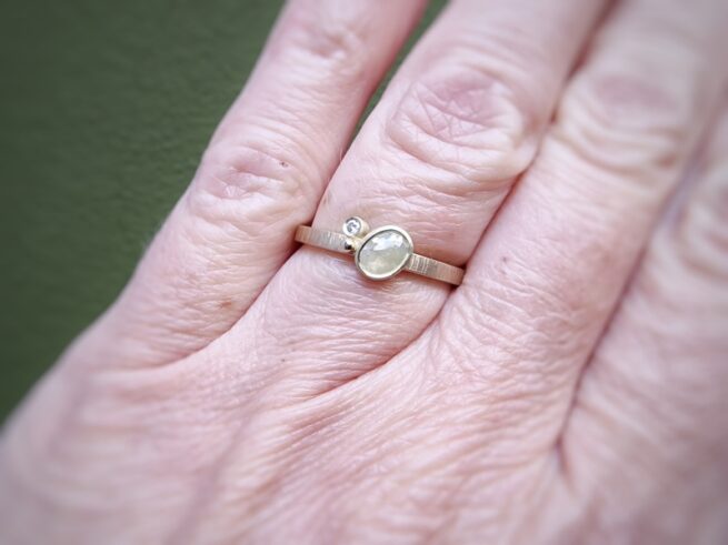 Ring 'Verzameling' in geelgoud met diamanten. Ontwerp van Oogst Sieraden, om de vinger gedragen.