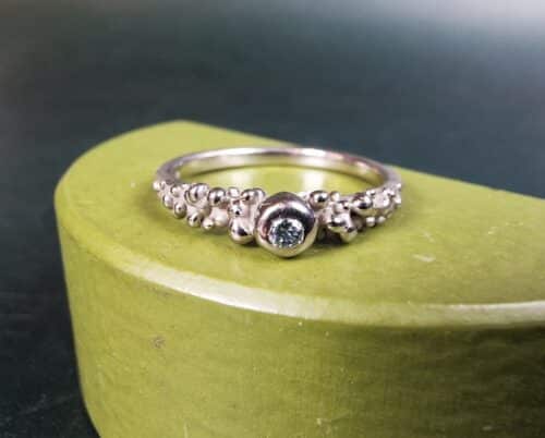Witgouden verlovingsring Bessen met ijsblauwe diamant. Oogst goudsmid Amsterdam