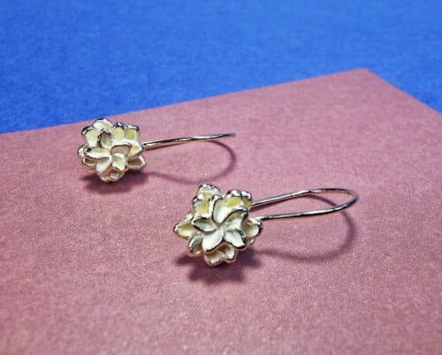 Geelgouden oorsieraden met Dahlia bloemen, de maandbloem van augustus. Oogst Goudsmeden in Amsterdam.
