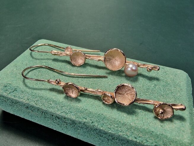 Lange oorsieraden met roodgouden zwammetjes en bouton zoetwaterparel. Elegant en uitgesproken paar van oogst Goudsmeden.