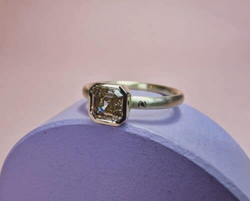 Timeless yellow gold ring from the Square series with an 1,01 ct Asscher cut diamond.  Modern classic design by Oogst.