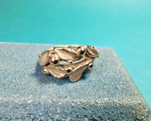 Elegante Blaadjes ring roségoud met speelse besjes en takjes. Uit het Oogst atelier.