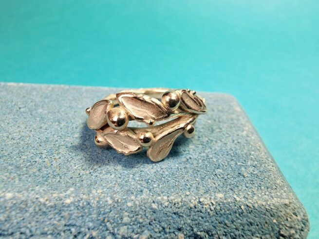 Elegante Blaadjes ring roségoud met speelse besjes en takjes. Uit het Oogst atelier.
