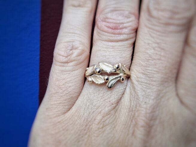 Elegante Blaadjes ring roségoud met speelse besjes en takjes. Uit het Oogst atelier. Om de vinger gezien.