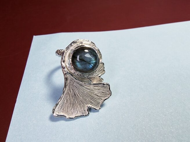 Uitgesproken Ginkgo ring zilver met labradoriet cabochon. Van Oogst Goudsmeden.