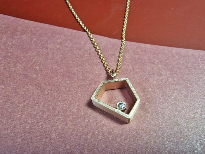 Roodgouden Huisje hanger uit de Japonais serie van Oogst met 0,06 ct pinkish brown diamant.