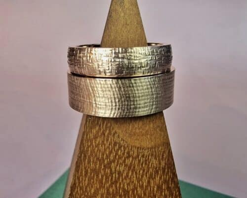 Stoere roodgouden trouwringen van Oogst. Uit de Linnen en Ritme serie.