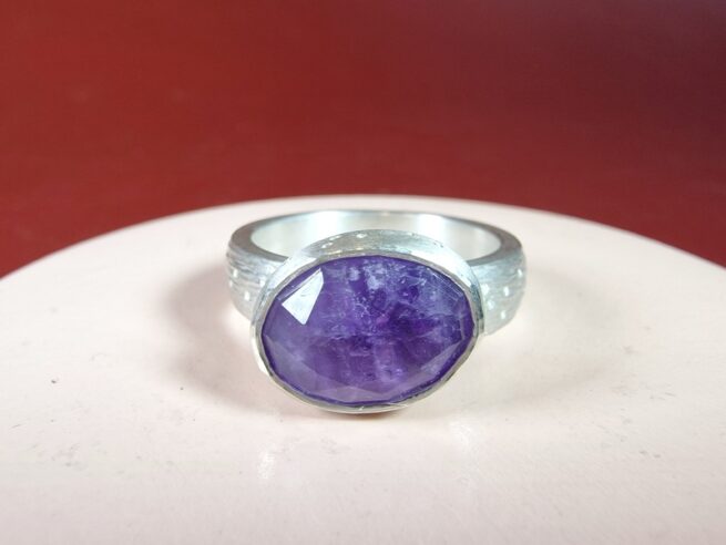 Zilveren edelsteenring ‘Ritme’. Levendige ring met roosgeslepen amethist, spitse hamerslag en speelse stipjes. Uit het Oogst atelier. Geboortesteen van februari.